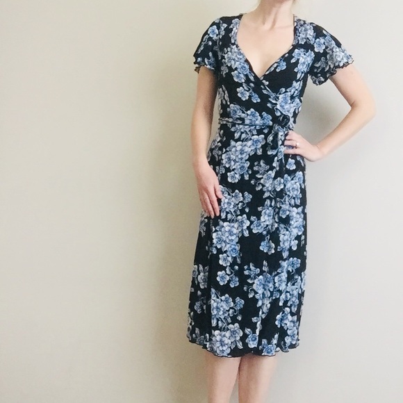Dresses & Skirts - Flash Sale⚡️Pretty Vintage Blue Floral Wrap Dress